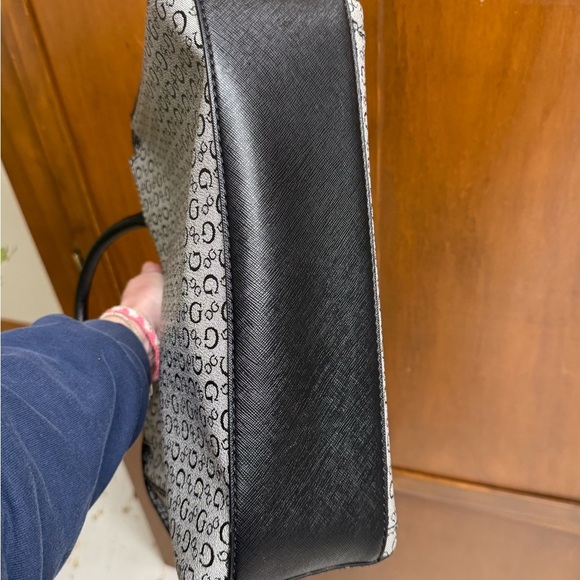 GUESS faux leather double strap  top zip handbag purse 10x12x3 6in drop - Picture 8 of 8